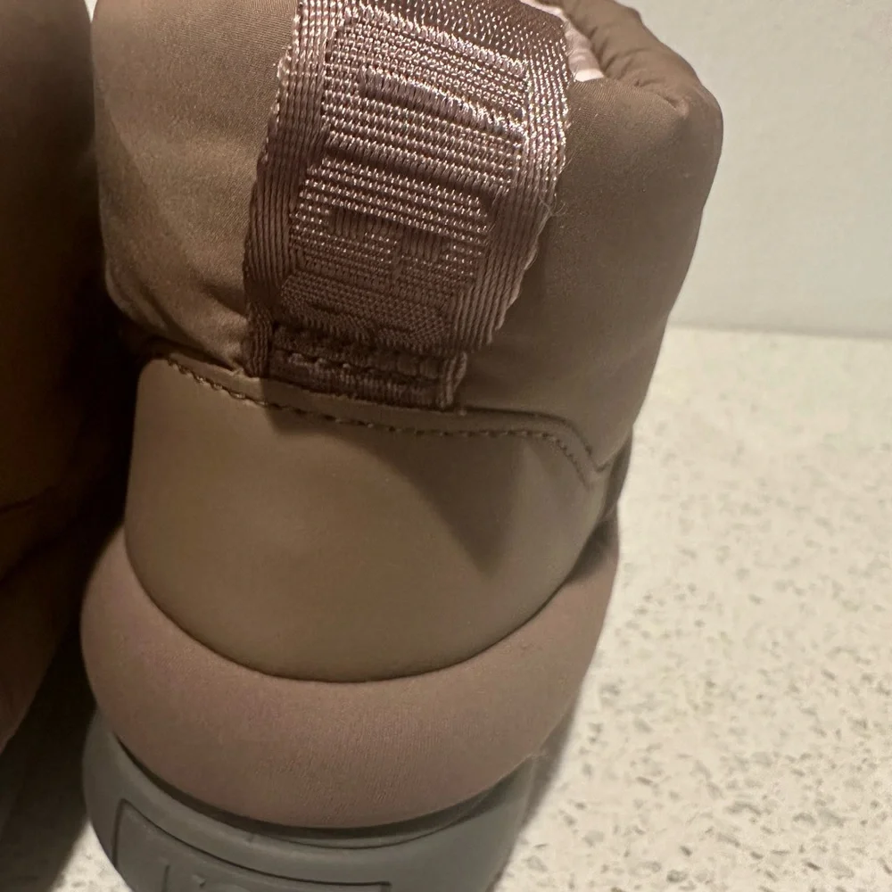 UGG - Picture 5 of 10